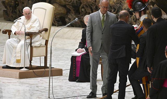 Papa Francis'i korumakla görevli İsviçreli muhafız bayıldı