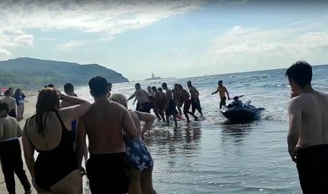 Paramedik çift, plajda boğulma tehlikesi geçiren çocuğu hayata döndürdü