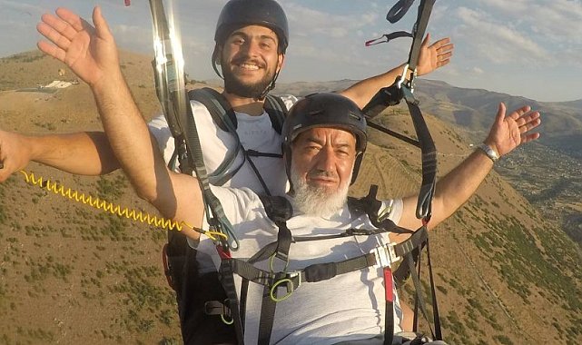 Paraşütle uçan dede heyecandan göğü inletti: "Allahu ekber"