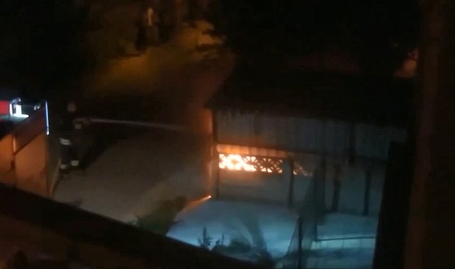 Park halindeki araç alev alev yandı