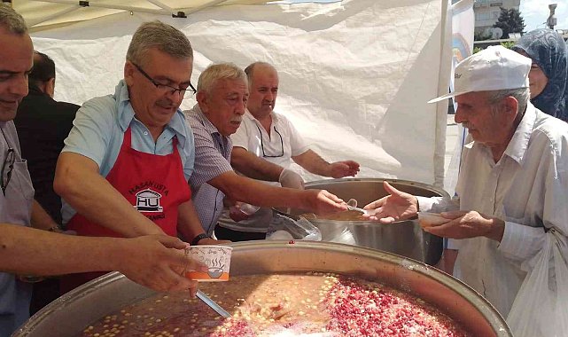Pastacılar ve Lokantacılar Odası Cuma çıkışı aşure dağıttı