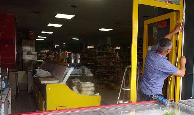 Polis camı kırıp müdahale etti, o anlar kameraya yansıdı