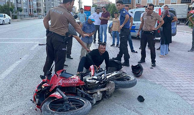 Polisten kaçan motosiklet sürücüsü kamyonete çarpınca yakalandı