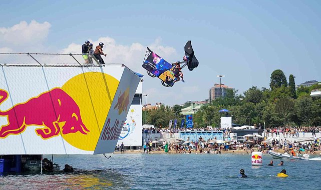 Red Bull Uçuş Günü 200 bini aşkın kişinin katılımıyla İstanbul'u uçuş moduna aldı