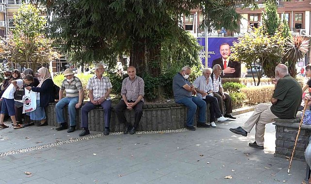 Rize'de bunaltan sıcaklıklar nedeniyle vatandaşlar gölgelere akın etti