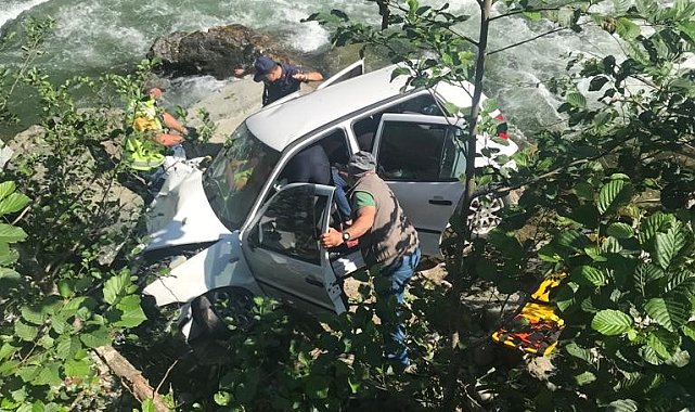 Rize'de otomobil dereye uçtu: 3 yaralı