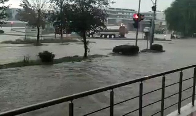 Sağanak yağış yolları nehre çevirdi