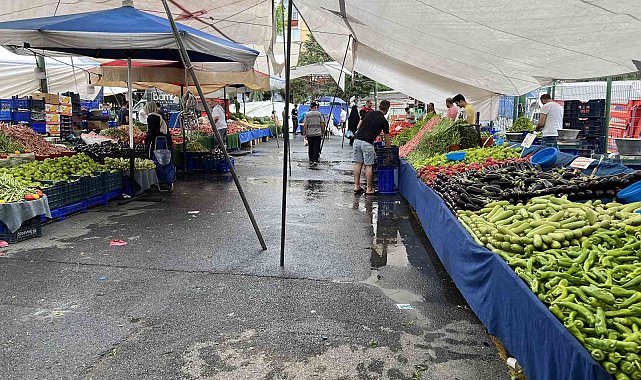 Sağanak yağışın etkisiyle semt pazarları boş kaldı