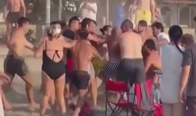 Sahilde kavga çıktı, o anlar kamerada