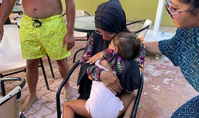 Sahilde kaybolan kızına kavuşan anne, gözyaşlarına boğuldu