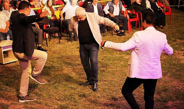 Sanatçı Ali Çakar, Belediye Başkanı Çalışkan'la zeybek oynadı