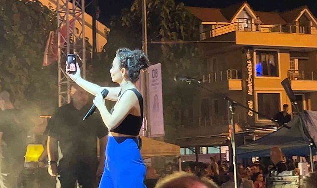 Sanatçı Fatma Turgut konserine gelemeyen hayranına sürpriz yaptı