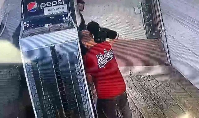 Şanlıurfa'da 3 şahsın meşrubat hırsızlığı kameraya yansıdı