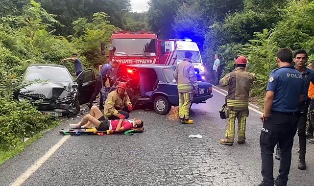 Sarıyer'de iki araç kafa kafaya çarpıştı: 1'i ağır 3 yaralı