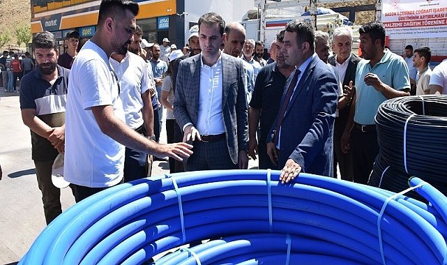 Sason'da çilek üreticilerine malzeme desteği verildi