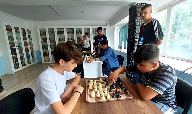 Satranç turnuvasında kıran kırana mücadele devam ediyor