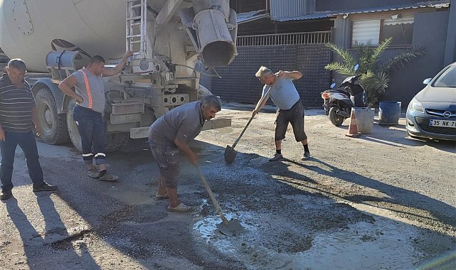 Seferihisar'da esnaf, belediyenin kapatmadığı çukurları betonla doldurdu