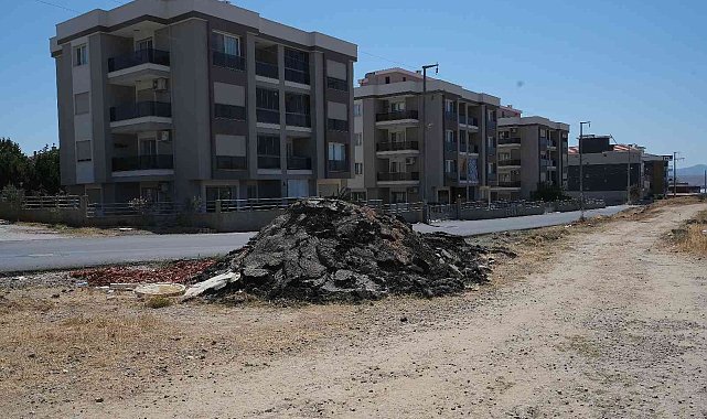 Seferihisar'da vatandaştan "yarım yol" tepkisi: "Başka yerlerde ev arıyoruz"