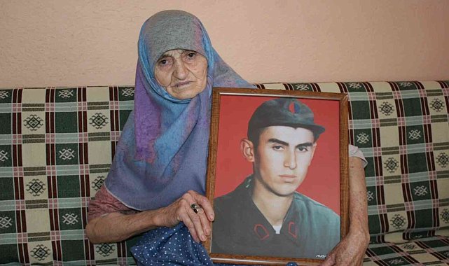 Şehit oğlu için çocuklara şeker dağıtıyor