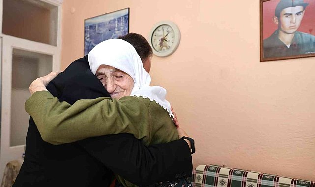 Şehit oğlu için her ay aldığı maaşla çocuklara şekerleme alıyor