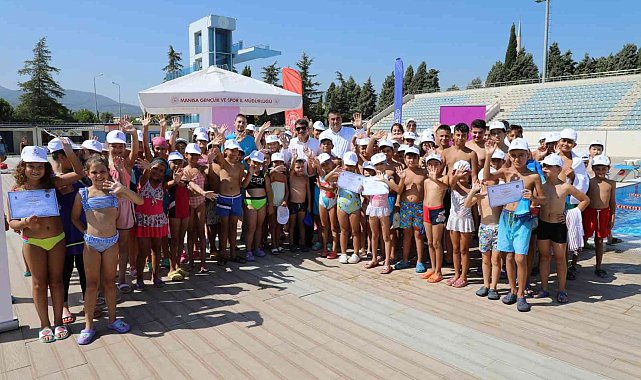 Şehzadeler Belediyesinin yaz okuluyla yüzmeyi öğrendiler