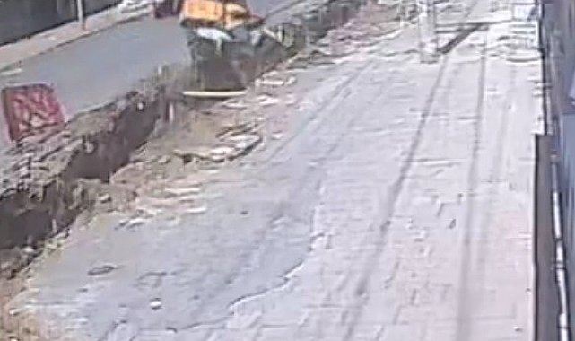 Şeride takılan kurye kazılan kanala düştü