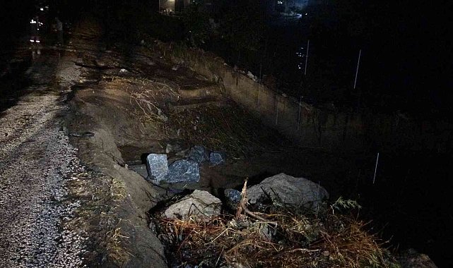 Şiddetli yağış sonrası Çanakkale'de köy yolu göçtü