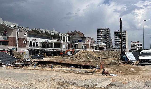 Şiddetli yağış ve fırtına inşaat bariyerlerini devirdi