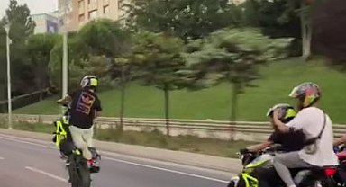 Şişli'de trafikte tek teker motosiklet şov kamerada