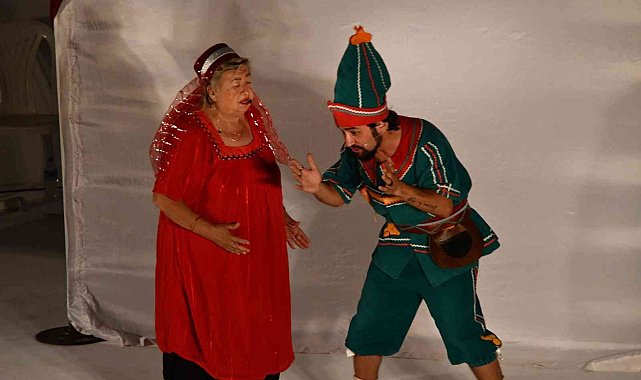 Söke'deki tiyatro etkinliğinde çocuklar ve aileleri keyifli anlar yaşadı