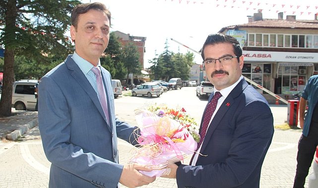 Şuhut'ta yeni kaymakam çiçeklerle karşılandı