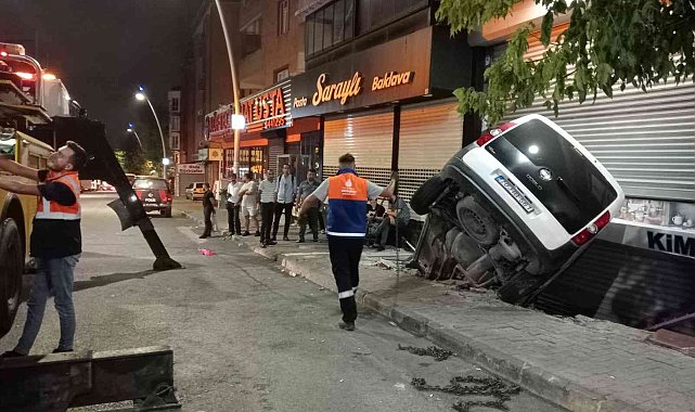 Sultangazi'de hafif ticari araç, dükkan ile kaldırım arasındaki boşluğa düştü