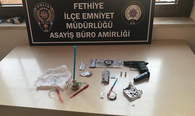 Şüpheli araçta silah ve uyuşturucu madde ele geçirildi