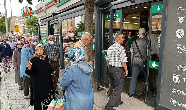 Tarım Kredi Kooperatif Marketi önünde indirim yoğunluğu