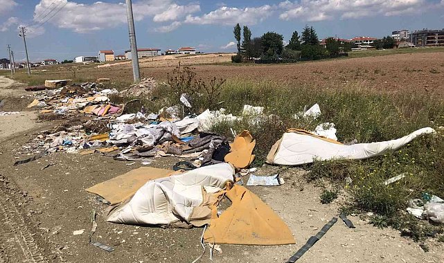 Tarlaları hiçe sayarak çöplerini bıraktılar