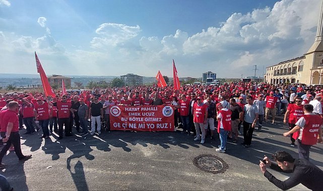Tekirdağ'da maaşını az bulan yüzlerce işçi belediyeye yürüdü