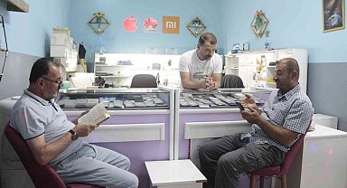 Telefon tamiri için gelen müşterilerine kitap okutuyor