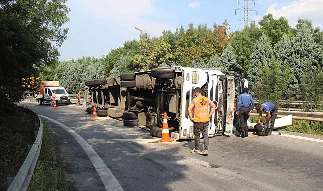 TEM bağlantı yolunda tır devrildi: 1 yaralı