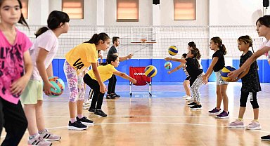Tepebaşı'nda 250 çocuk uzman eğitmenler eşliğinde voleybol kursunda