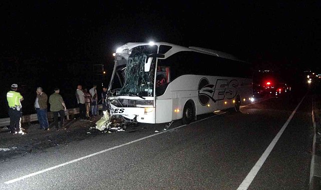 Tıra arkadan çarpan otobüste 1 kişi öldü, 43 kişi yaralandı