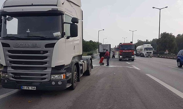Tırın dorsesinde çıkan yangın, itfaiye ve vatandaşların yardımıyla söndü