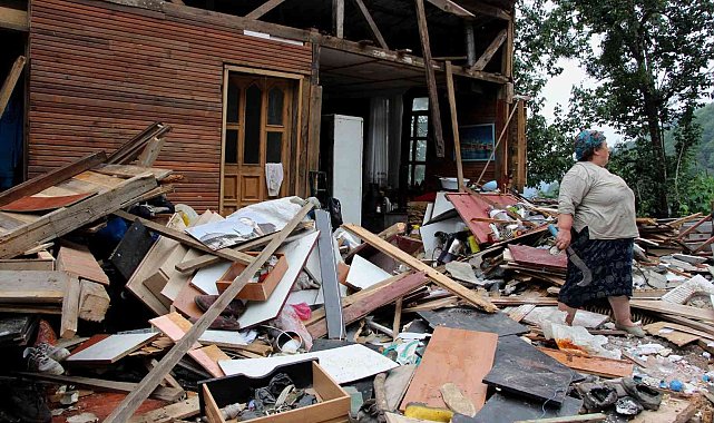 Trabzon'da içerde eşyaları çıkartılmadan evleri yıkılan hane sahipleri yıkım ekiplerine tepki gösterdi
