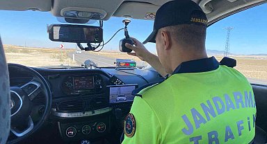 Köy yollarında hız denetimlerini sürdürüyor