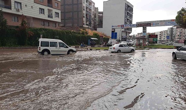 Turgutlu'da sağanak yağış yolları göle çevirdi