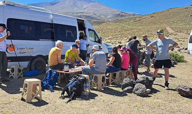 Turistlerden Süphan Dağı'na büyük ilgi