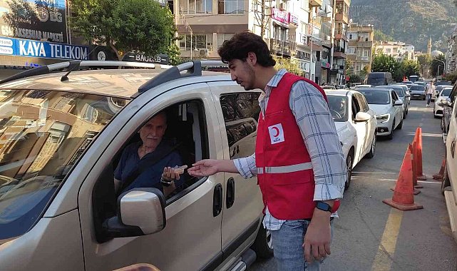 Türk Kızılay Manisa Başkanlığı aşure dağıttı