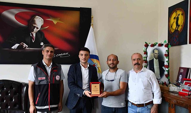 Türkelili genç üreticiye plaket
