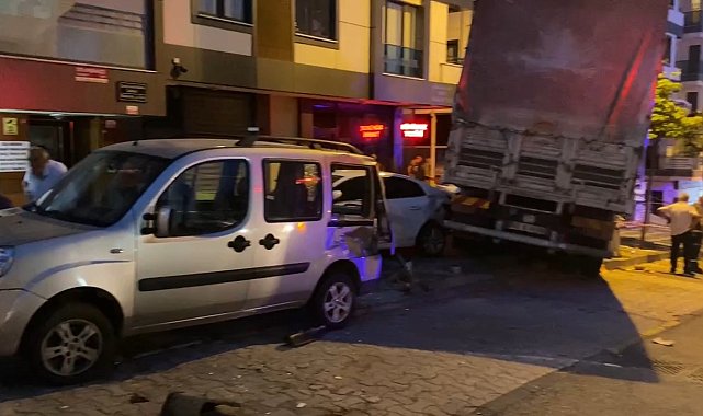 Ümraniye'de freni boşalan kamyon 4 araca daldı