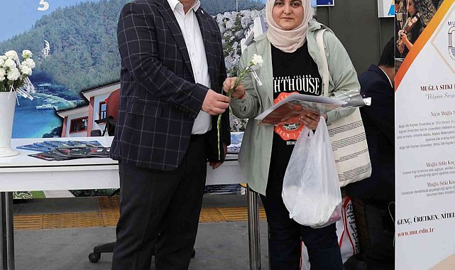Üniversite öğrencilerine Başkan Gümüş'ten karanfilli karşılama