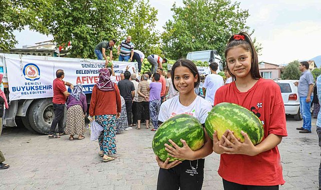 Üreticinin elinde kalan karpuzlar belediye tarafından halka dağıtıldı